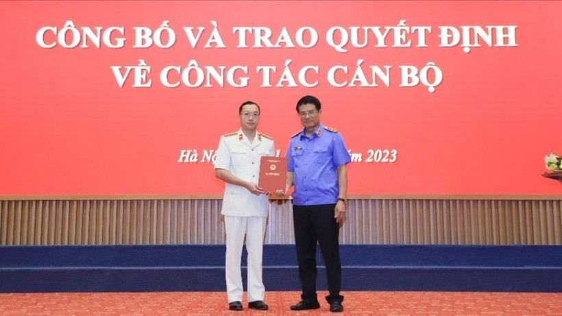 Phó Viện trưởng Thường trực VKSND tối cao Nguyễn Huy Tiến trao quyết định bổ nhiệm cho ông Hoàng Minh Tiến.