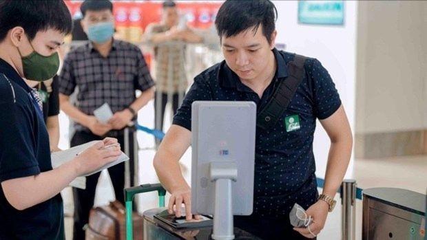 Hành khách dùng tài khoản định danh điện tử mức độ 2 để làm thủ tục đi máy bay tại sân bay Nội Bài.