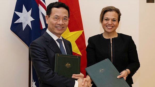 Bộ trưởng Nguyễn Mạnh Hùng và Bộ trưởng Michelle Rowland ký Tuyên bố chung về hợp tác trong lĩnh vực thông tin và truyền thông.