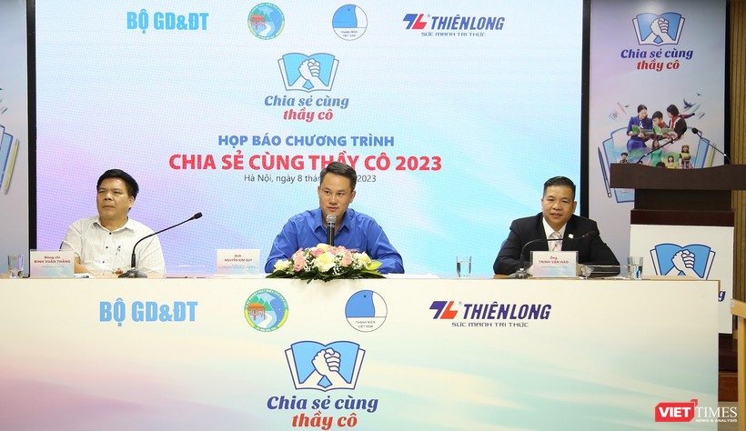 Anh Nguyễn Kim Quy (giữa) – Phó chủ tịch Thường trực Hội Liên hiệp thanh niên Việt Nam giới thiệu về chương trình.