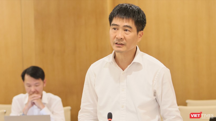 Ông Nguyễn Phong Nhã - Phó Cục trưởng Cục Viễn thông trao đổi tại họp báo thường kỳ của Bộ Thông tin và Truyền thông - vừa diễn ra chiều tối 8/8.