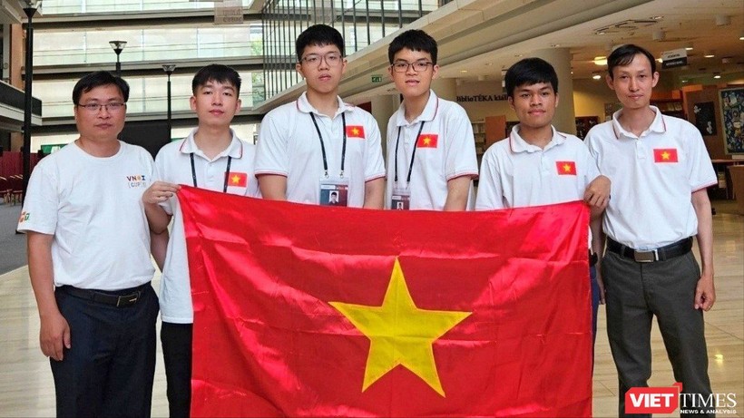 Bốn học sinh Việt Nam dự thi Olympic Tin học quốc tế 2023. Ảnh: Bộ GD&ĐT