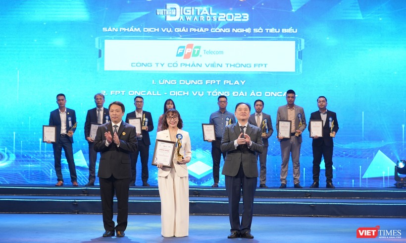 Bà Tô Nam Phương - Giám đốc Đối ngoại FPT Telecom đại diện lên nhận giải thưởng.