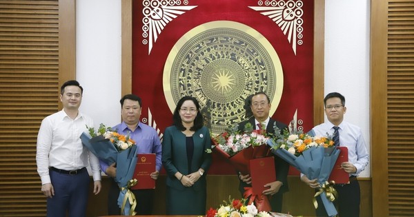 Thứ trưởng Bộ VHTTDL Trịnh Thị Thủy trao các quyết định bổ nhiệm cán bộ.