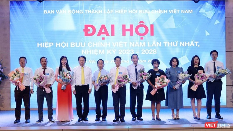Thứ trưởng Bộ TT&TT Nguyễn Huy Dũng (người thứ tư, trái sang) chúc mừng đại diện Ban Chấp hành Hiệp hội Bưu chính Việt Nam nhiệm kỳ 2023 - 2028.