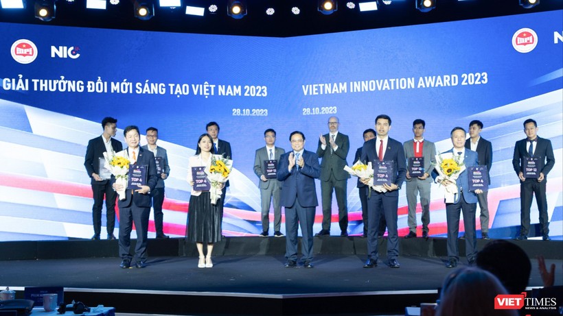 Thủ tướng Chính phủ Phạm Minh Chính trao tặng giải thưởng cho Top 4 giải pháp xuất sắc nhất tham gia chương trình Thách thức đổi mới sáng tạo Việt Nam (Vietnam Innovation Challenge - VIC) 2023.