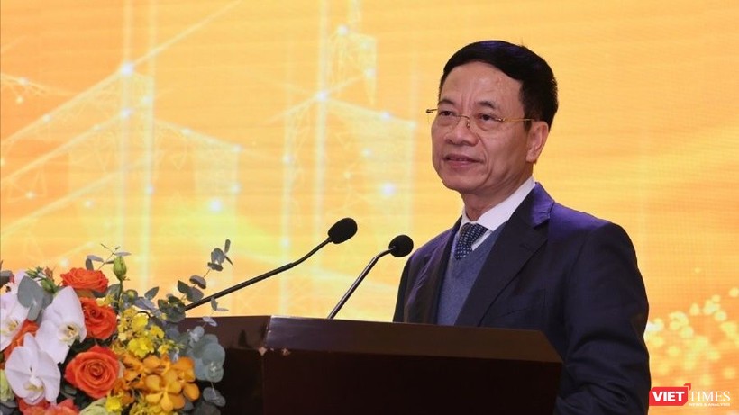 Bộ trưởng Nguyễn Mạnh Hùng trao đổi với tập thể lãnh đạo, cán bộ, người lao động của Bưu điện Việt Nam.