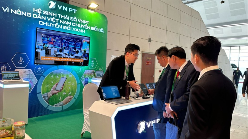 Đại diện VNPT giới thiệu về các tính năng của App Nông dân Việt Nam giúp tối ưu công tác quản lý hội viên trên toàn quốc một cách hiệu quả.