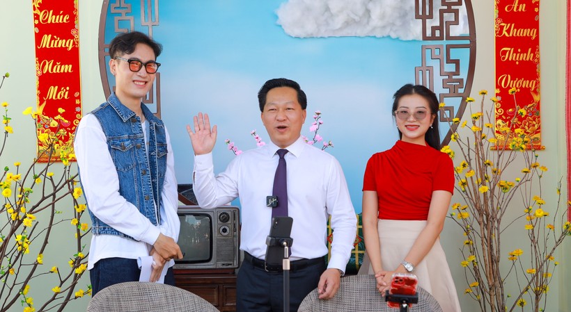 Ông Hoàng Tùng, Chủ tịch UBND TP Thủ Đức (giữa) tham gia trong livestream bán hàng cùng các nhà sáng tạo nội dung.