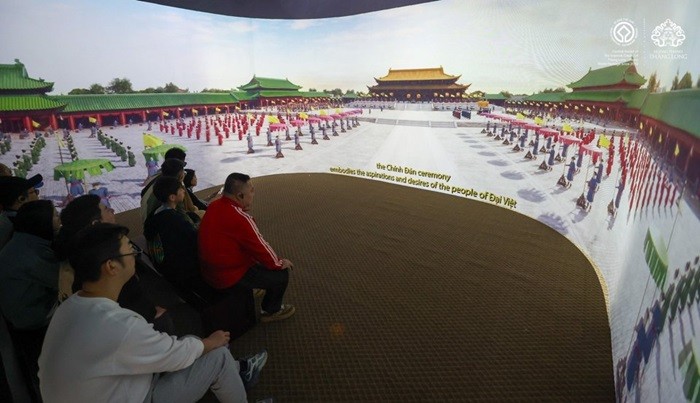 Du khách trải nghiệm phim 3D tái hiện nghi lễ Chính đán thời Lê tại Hoàng thành Thăng Long.