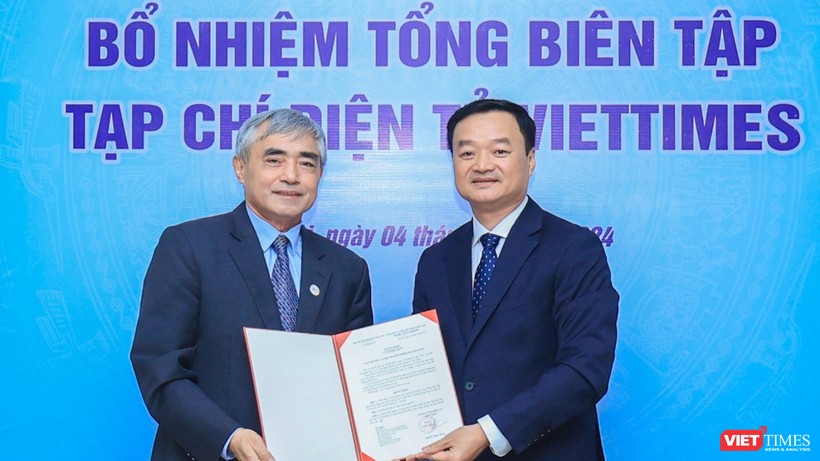 Chủ tịch Nguyễn Minh Hồng trao quyết định bổ nhiệm Tổng biên tập Tạp chí điện tử VietTimes cho nhà báo Nguyễn Bá Kiên.
