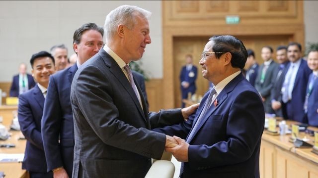 Thủ tướng trò chuyện thân mật với Chủ tịch kiêm Tổng Giám đốc, Hội đồng Kinh doanh Mỹ-ASEAN Ted Osius, nguyên Đại sứ Mỹ tại Việt Nam.