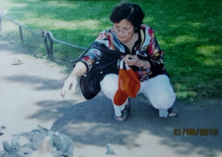 Cô giáo Đỗ Diệu Vân cho chim bồ câu ăn ở Moscow. Ảnh do gia đình cung cấp.