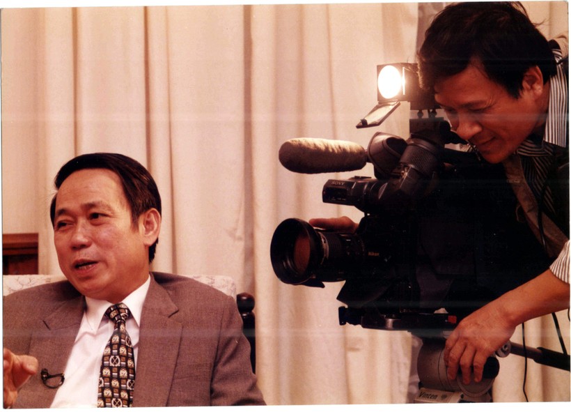 Nhà báo Nguyễn Văn Vinh quay cố Thứ trưởng Lê Mai trước giờ đàm phán. Copyright Nguyễn Văn Vinh