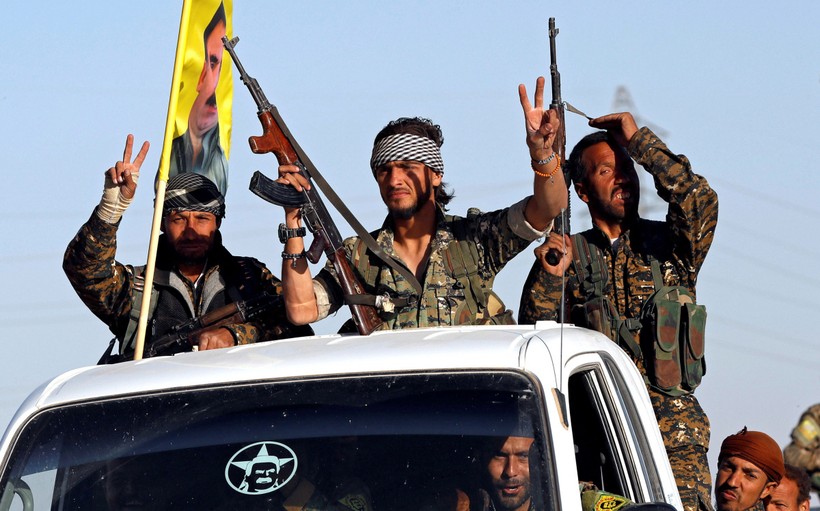 Những chiến binh của lực lượng Dân chủ Syria đã làm dấu hiệu chiến thắng khi đoàn xe của họ đi qua Ain Issa (ảnh: National Interest)