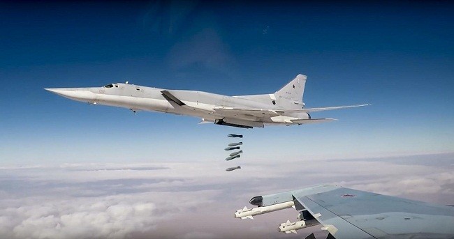 Máy bay ném bom chiến lược tầm xa Tu-22M3 của Nga tấn công các mục tiêu IS ở Syria (ảnh: RealClearDefense) 