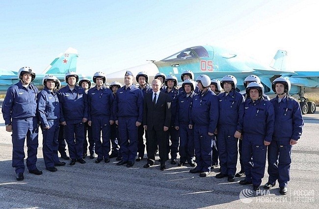 Tổng thống Vladimir Putin đến thăm căn cứ quân sự Hmeymim (ảnh: AP)