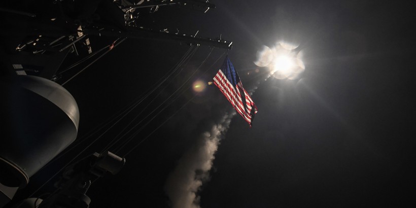 Chiến hạm Mỹ phóng tên lửa Tomahawk tấn công căn cứ không quân Syria hồi năm 2017