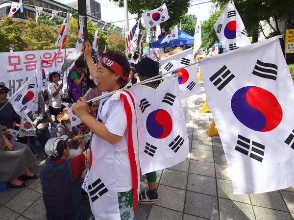 Người Hàn Quốc đang tự hỏi: Liệu các chaebol có nên có quyền lực trung tâm lớn như thế, gắn liền với chính phủ và được lãnh đạo bởi cả thế hệ dòng họ?  (Ảnh: AFP)