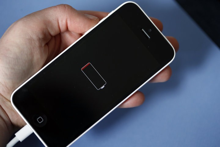Trong một tuyên bố mới đưa ra, Apple nói việc làm chậm iPhone thông qua một phiên bản cập nhật phần mềm là cần thiết, vì pin trong các máy iPhone cũ đã quá già cỗi. (Ảnh: Huffington Post)