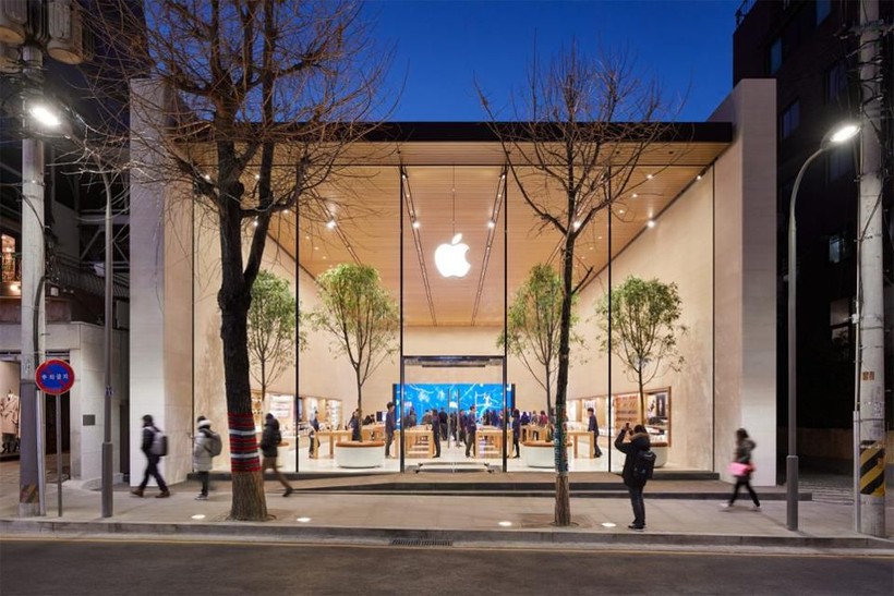 Apple Garosugil, cửa hàng chính thức đầu tiên của Apple tại Hàn Quốc đã khai trương vào ngày 26/1. Hàng ngàn khách hàng đã chờ đợi trong nhiệt độ đóng băng để vào cửa hàng Apple Store đầu tiên (Ảnh: Apple)