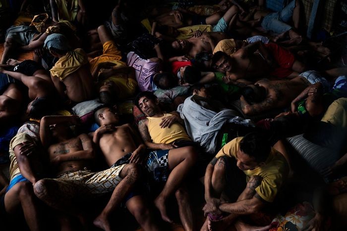 Nhà tù ở thành phố Quezon, Manila, Philippine, nơi 160-200 tù nhân bị nhét vào một xà lim được xây dựng dành cho 20 người. (Ảnh: Boredpanda)