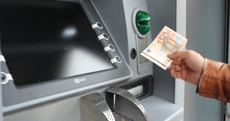 FBI gần đây đã cảnh báo các ngân hàng trên toàn thế giới rằng bọn tội phạm mạng sẵn sàng thực hiện hành vi rút hàng loạt tiền mặt từ thẻ ATM.