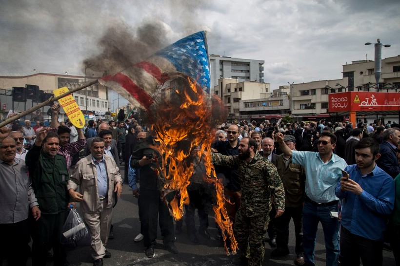 Người dân Iran biểu tình đốt cờ Mỹ (ảnh Reuters)