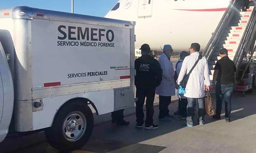Nhân viên pháp y Mexico có mặt trên chuyến bay phải hạ cánh khẩn (Ảnh: Guardian)