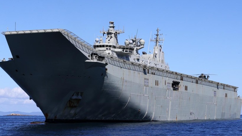 Một nhân chứng trên tàu HMAS Canberra nói rằng các phi công trực thăng bị chiếu tia laser (Ảnh: Newscorp)