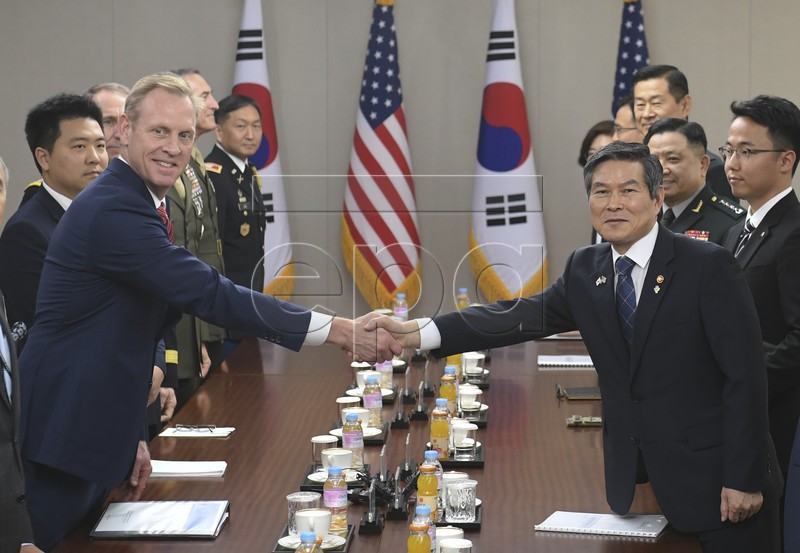 Quyền Bộ trưởng Bộ Quốc phòng Mỹ Patrick Shanahan cùng Bộ trưởng Bộ Quốc Phòng Hàn Quốc Jeong Kyeong-doo (Ảnh:Yonhap)