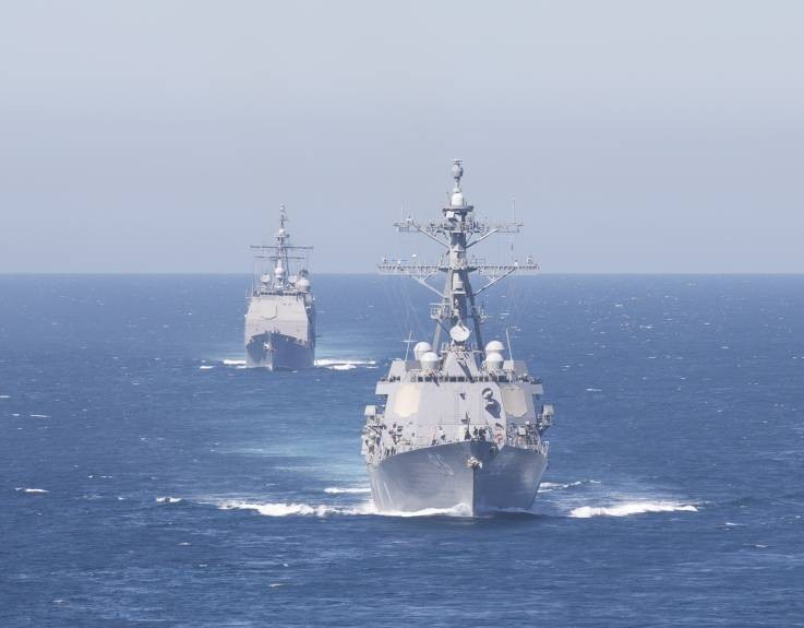 Tàu khu trục tên lửa dẫn đường USS Bainbridge (trái) và tàu USS Leyte Gulf di chuyển qua eo biển Gibraltar hôm 13/4 (Ảnh: Newsweek)