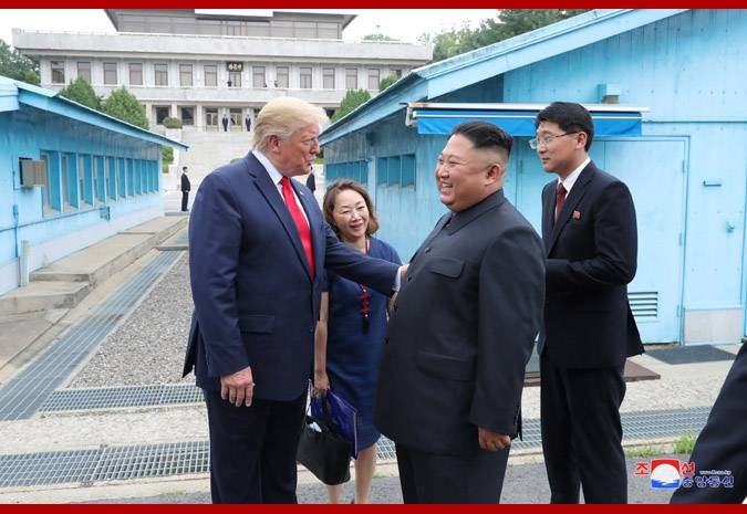 Lãnh đạo Mỹ, Triều cười nói khi có cuộc gặp tại Panmunjom hôm 30/6/2019 (Ảnh: KCNA)