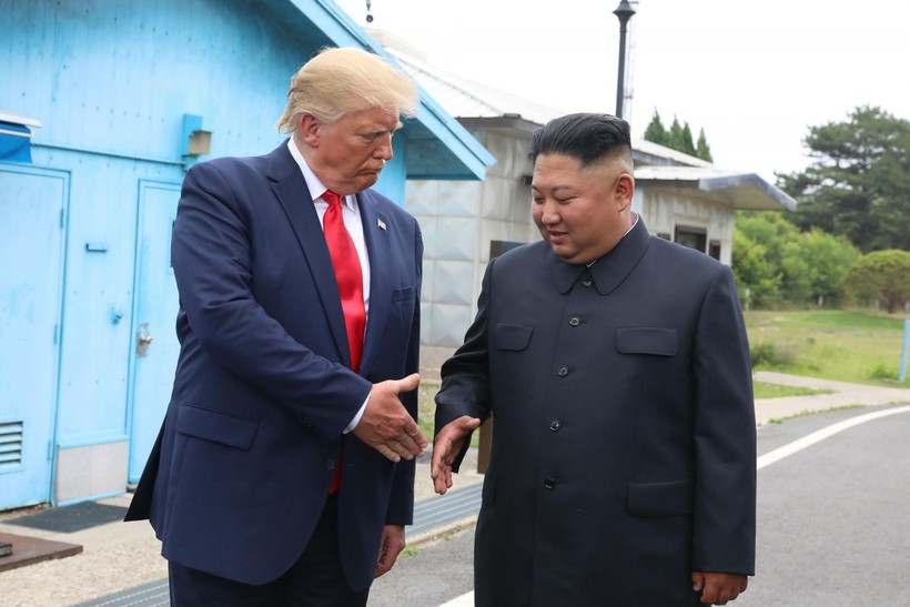Lãnh đạo Mỹ, Triều Tiên trong cuộc gặp tại DMZ hồi cuối tháng 6 vừa qua (Ảnh: Independent)