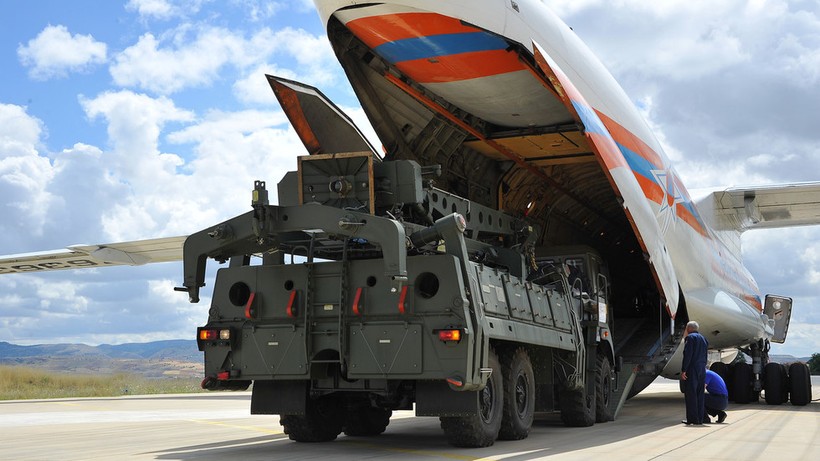 Các bộ phận của S-400 được chuyển tới căn cứ không quân Murted, Ankara, Thổ Nhĩ Kỳ hôm 12/6 (Ảnh: RT)