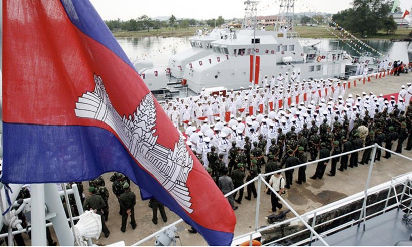 Hải quân Campuchia trong một nghi thức tiếp nhận một tàu tuần tra của Trung Quốc ở căn cứ Ream (ảnh: Asia Times)