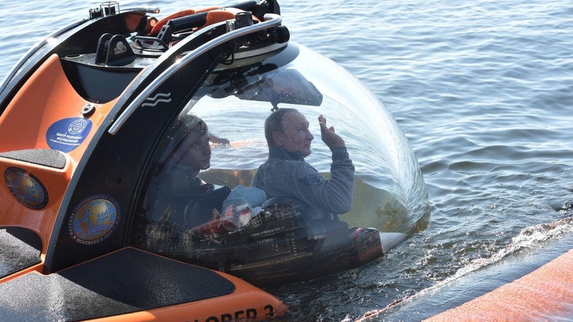 Tổng thống Putin trên con tàu ngầm thăm dò C-Explorer 3.11 (Ảnh: Sky News)