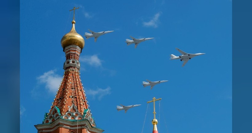 Các máy bay ném bom Tupolev Tu-160 và Tupolev Tu-22M3 xuất hiện trong cuộc diễu binh ở Moscow ngày 4/5/2019 (Ảnh: Reuters)