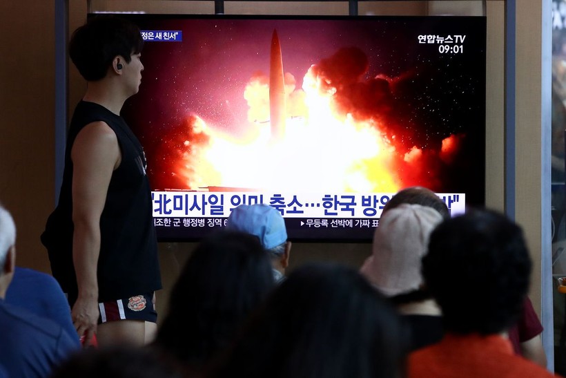 Người dân Hàn Quốc theo dõi vụ thử tên lửa mới nhất của Triều Tiên hôm 16/8 (Ảnh: Getty)