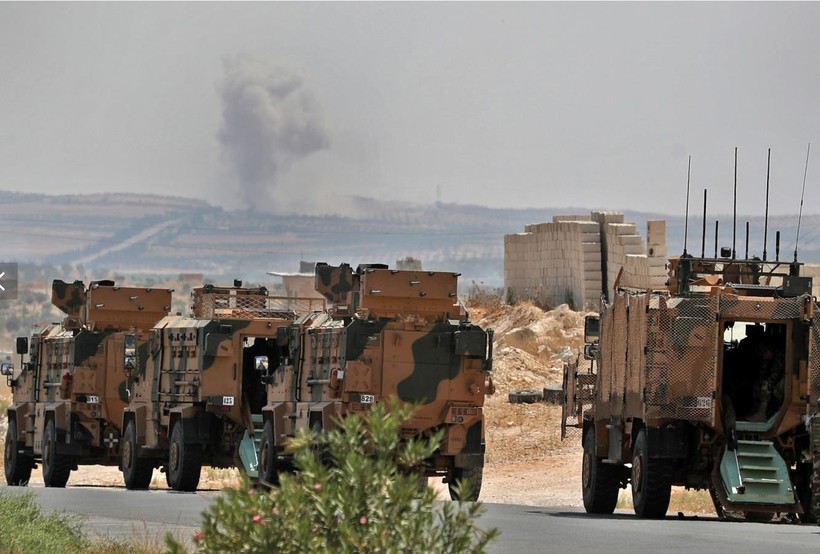 Một đoàn xe quân sự của Thổ Nhĩ Kỳ di chuyển ở tỉnh Idlib, giữa cuộc không kích mà lực lượng chính phủ thực hiện (Ảnh: AFP)