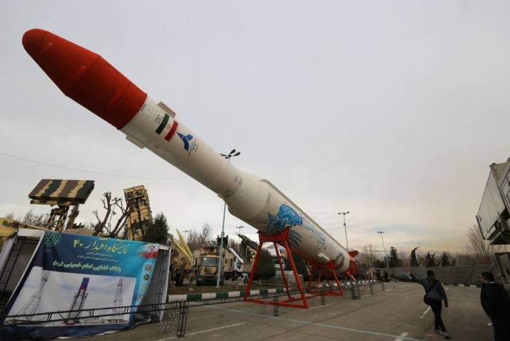 Một tên lửa mà Iran sản xuất được trưng bày tại thủ đô Tehran vào ngày 2/2 năm nay (Ảnh: Newsweek)