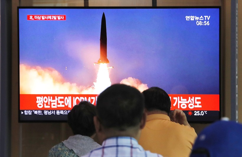 Người dân Hàn Quốc theo dõi một vụ phóng của Triều Tiên qua truyền hình (Ảnh: Time)