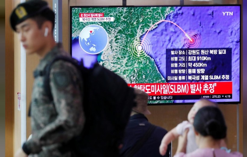 Người dân Hàn Quốc theo dõi tin tức về vụ phóng tên lửa của Triều Tiên trên truyền hình (Ảnh: Reuters)