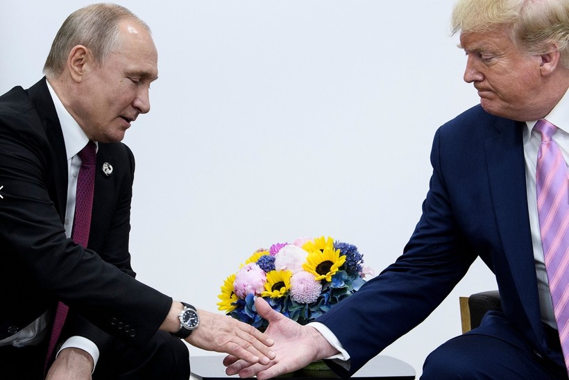Tổng thống Putin và Tổng thống Trump gặp gỡ tại Hội nghị thượng đỉnh G20 tổ chức tại Osaka, Nhật Bản hôm 28/6 (Ảnh: Newsweek)