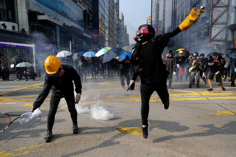 Tình trạng biểu tình ở Hong Kong đã kéo dài suốt hơn 4 tháng (Ảnh: NYTimes)