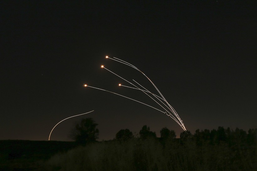 Hệ thống Vòm Sắt của Israel đánh chặn các rocket phóng từ Dải Gaza gần Sderot, Israel hồi tháng 5 năm nay (Ảnh: AP)