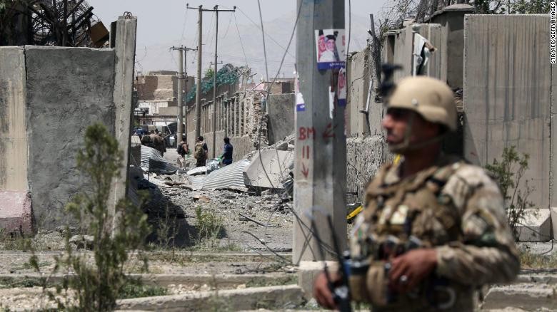 Lính gác canh giữ hiện trường vụ tấn công của Taliban nhắm vào trụ sở cảnh sát quận 6 ở thủ đô Kabul, Afghanistan hồi tháng 8/2019 (Ảnh: CNN)