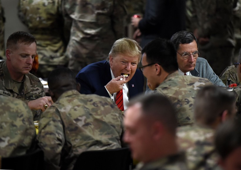 Ông Trump dùng bữa tối nhân ngày lễ Tạ ơn cùng các binh sĩ (Ảnh: Independent)