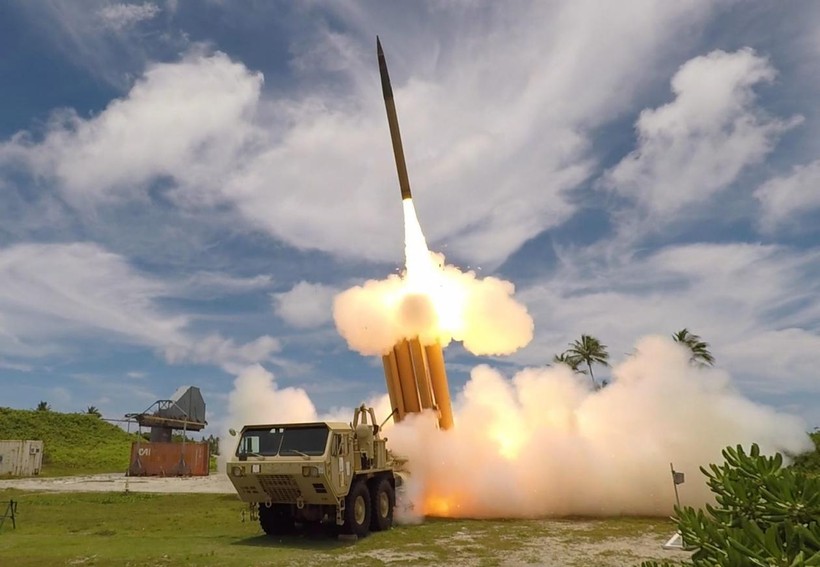 Hệ thống phòng thủ tên lửa THAAD do Mỹ sản xuất được thử nghiệm tại Hàn Quốc hồi năm 2017 (Ảnh: National Interest)