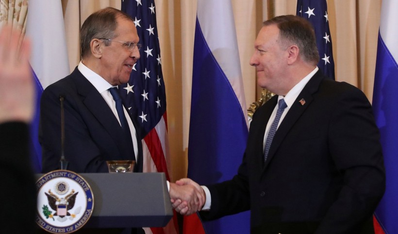 Ngoại trưởng Lavrov (trái) gặp gỡ người đồng cấp Mỹ Mike Pompeo (Ảnh: AP)